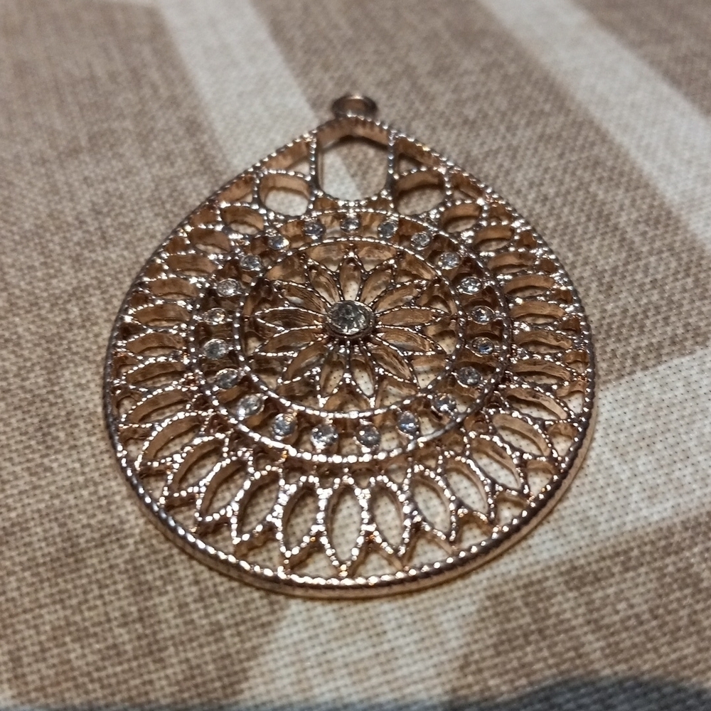 Gorgeous rose gold pendant costume jewelry